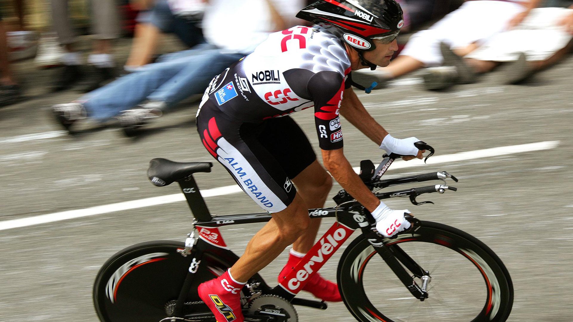 爱游戏电竞竞猜-英超冠军缩影：场上的全情投入，英超列届冠军